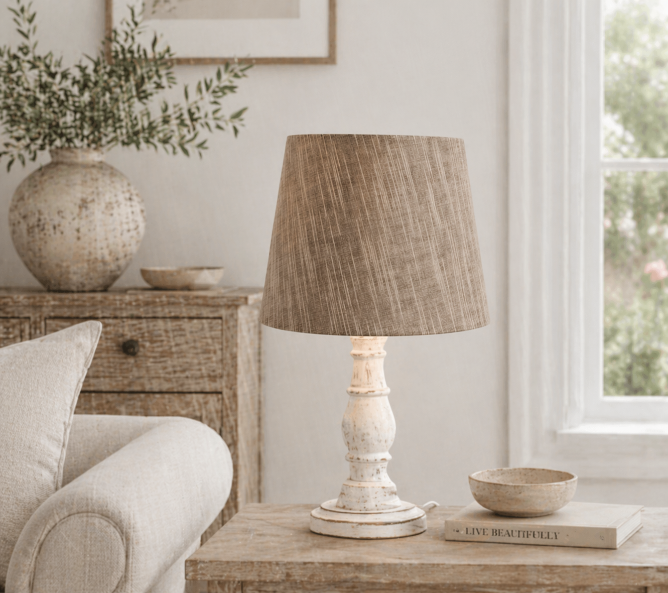 Lampenschirm 8123-636 in Hellbraun auf heller Tischlampe im Wohnzimmer, dekoriert auf Beistelltisch neben Sofa