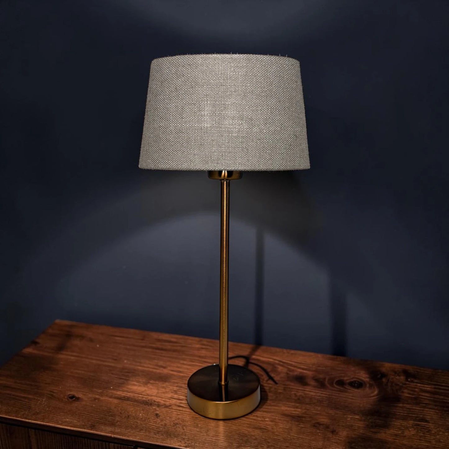 Lampenschirm in Lever Taupe auf goldenem Tischlampenfuß als Anwendungsbeispiel