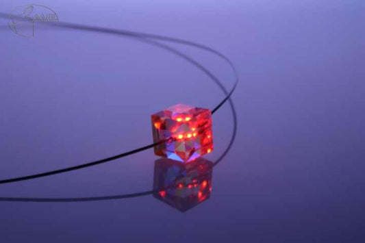 Armband LED Kristall Cube Rot Crystal mit Swarovski®- Elements – stilvolles Wohnaccessoire & Dekoartikel aus Europa