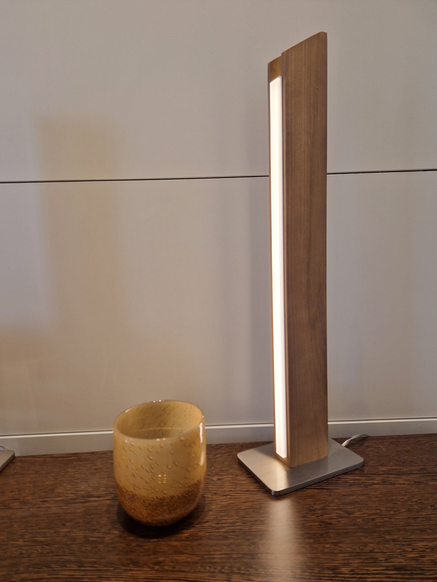 LED-Tischleuchte aus Holz mit stufenlosen Touch-Dimmer Unique