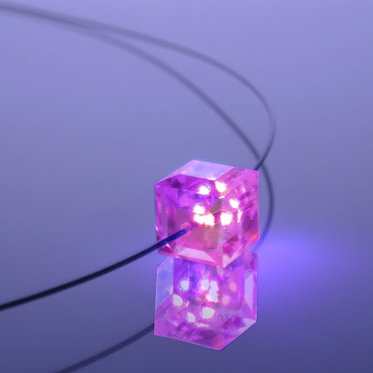 Leuchtende Halskette LED Kristall Cube pink mit Swarovski®- Elements – stilvolles Wohnaccessoire & Dekoartikel aus Europa