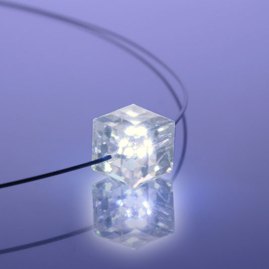 Leuchtende Halskette LED Kristall Cube rot mit Swarovski®- Elements – stilvolles Wohnaccessoire & Dekoartikel aus Europa
