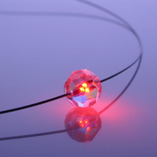 Leuchtende Halskette LED Kristall Ball rot mit Swarovski®- Elements – stilvolles Wohnaccessoire & Dekoartikel aus Europa