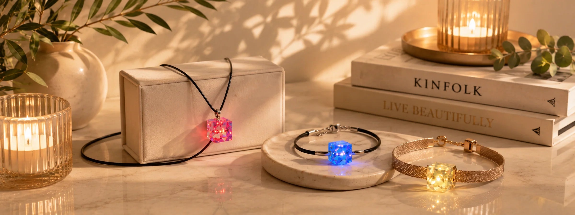 LED-Schmuck mit leuchtender Halskette und Armbändern in Rot, Blau und Warmweiß