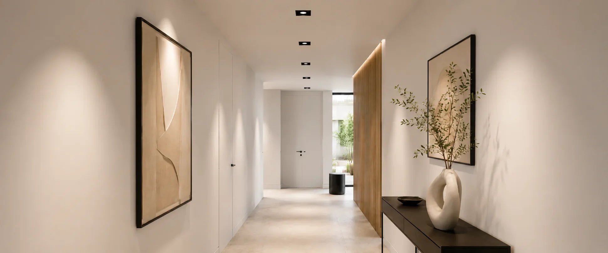 Moderner Flur mit Ø 68 mm Einbauleuchten, schwarzen Spots, beigen Wänden und stilvoller LED Beleuchtung