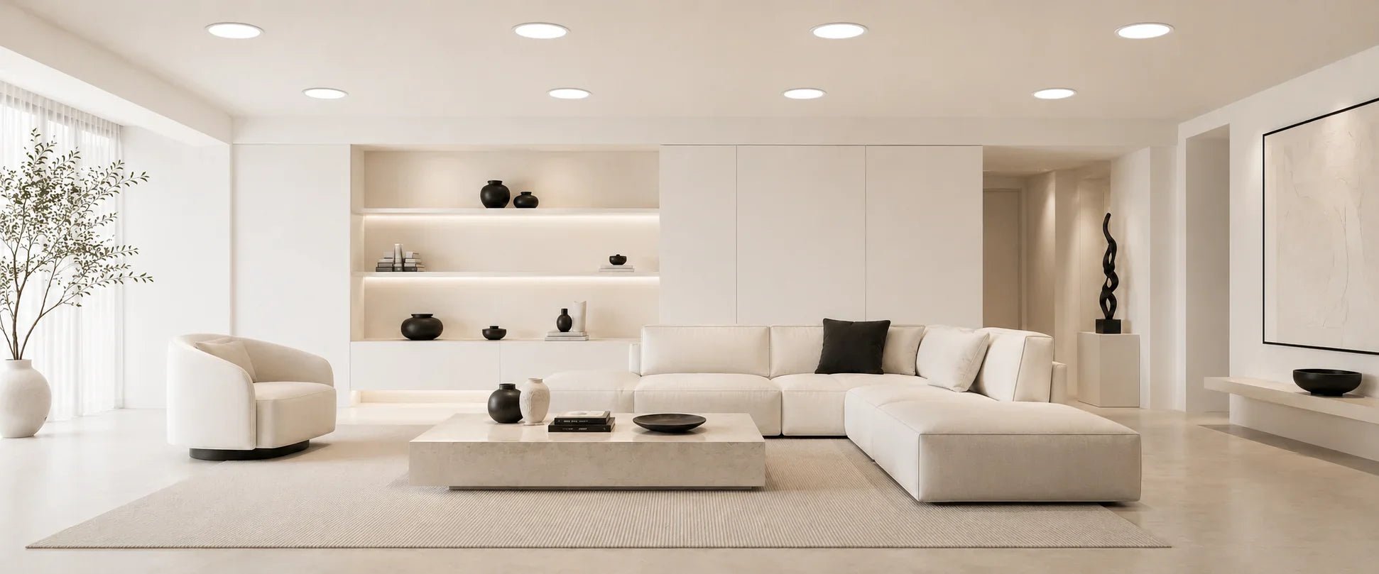 Modernes Wohnzimmer mit ultra flachen runden Einbauleuchten, heller Deckenbeleuchtung und luxuriöser beige schwarzer Einrichtung