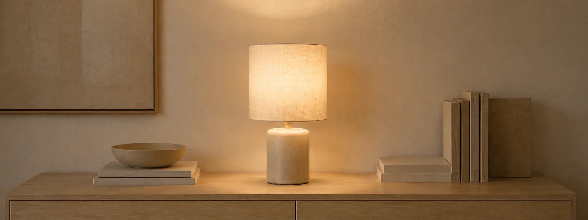 Tischlampen und Tischleuchten auf Sideboard mit warmem Licht in moderner Wohnraum-Atmosphäre