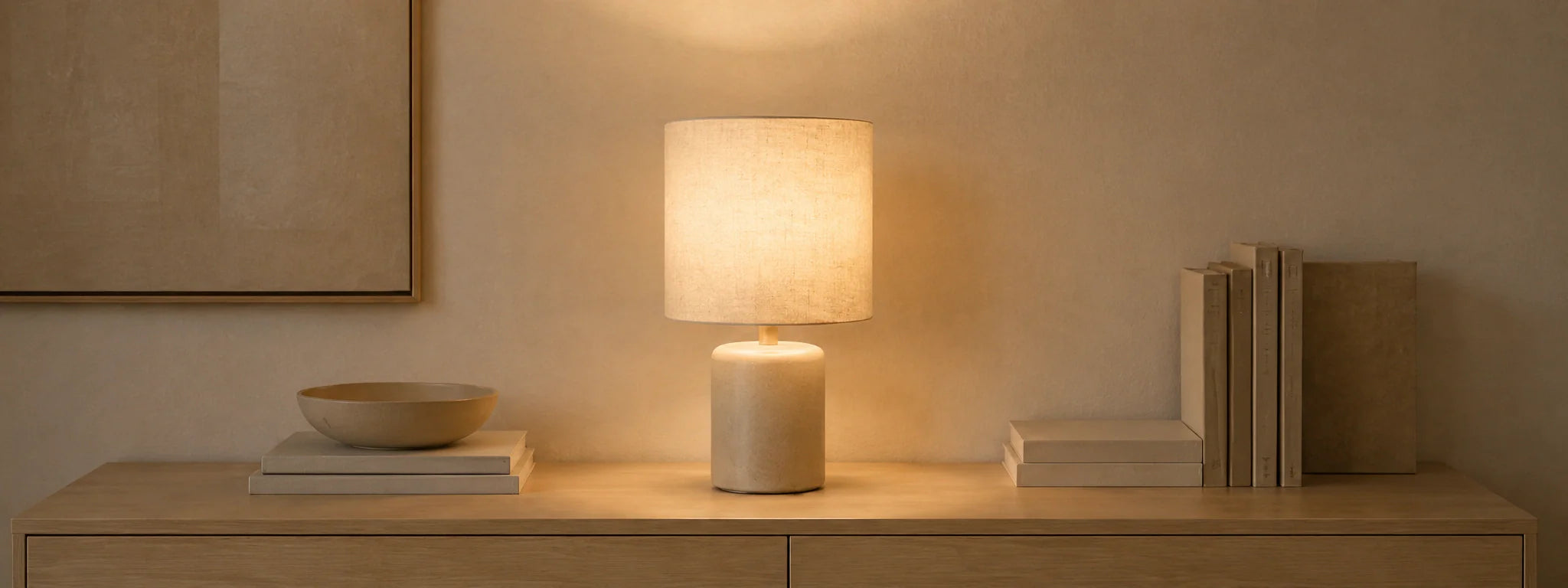 Tischlampen und Tischleuchten auf Sideboard mit warmem Licht in moderner Wohnraum-Atmosphäre