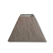 Brauner quadratischer Lampenschirm aus grob gewebtem Wildseiden‑Stoff; Vorderansicht, obere Öffnung 11×11 cm, untere 25×25 cm, Innenfutter in Weiß.Artikelnummer 30425-636