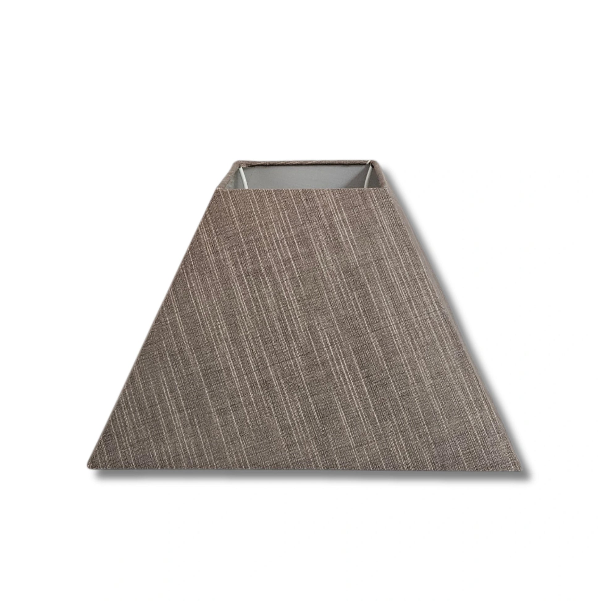 Brauner quadratischer Lampenschirm aus grob gewebtem Wildseiden‑Stoff; Vorderansicht, obere Öffnung 11×11 cm, untere 25×25 cm, Innenfutter in Weiß.Artikelnummer 30425-636