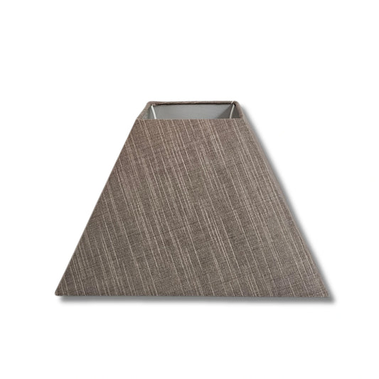 Brauner quadratischer Lampenschirm aus grob gewebtem Wildseiden‑Stoff; Vorderansicht, obere Öffnung 11×11 cm, untere 25×25 cm, Innenfutter in Weiß.Artikelnummer 30425-636
