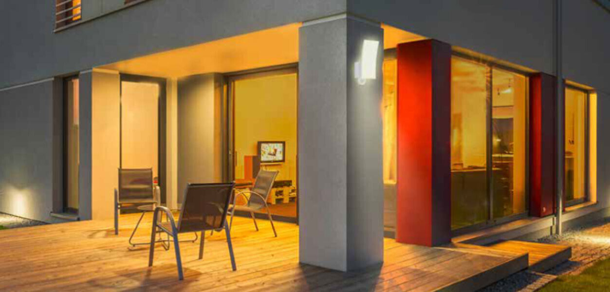 LED Fluter mit Bewegungssensor im Hochformat für Außen weiß 2600 Lm IP44