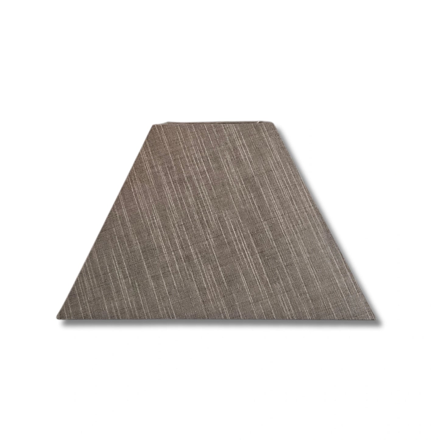 Frontale Ansicht eines braunen quadratischen Lampenschirms aus grob gewebter Wildseide mit feiner Musterung; große Basis, kleine obere Öffnung, Artikelnummer 30425-636.