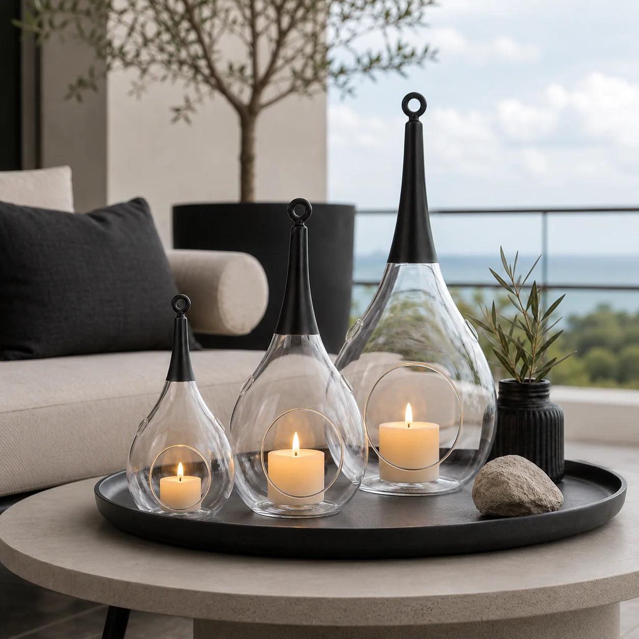 3er Set Taura Windlichter aus Glas mit leuchtenden Kerzen auf einem Tablett in einem modernen Wohnzimmer