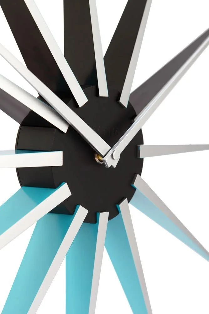 Detail der blau-schwarzen Stundenstäbe der NeXtime Nova Blue Wanduhr