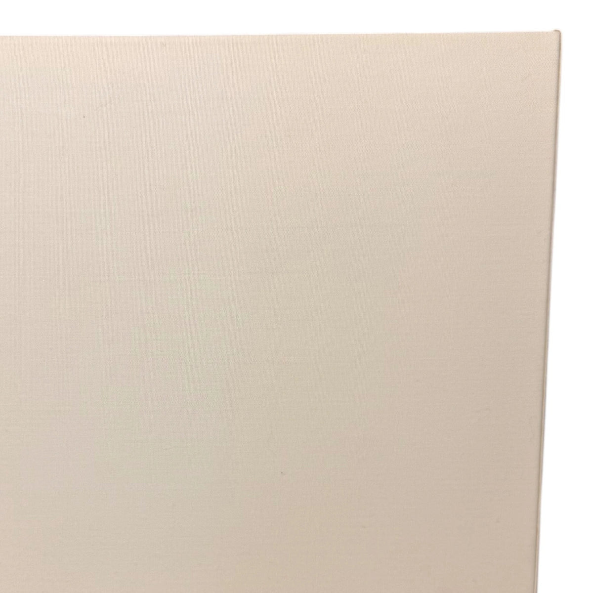 Detailaufnahme der weißen Polycotton-Stoffoberfläche des quadratischen Light & Living Lampenschirms