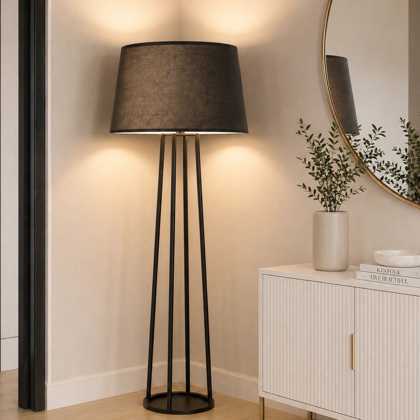 Lampenschirm auf moderner Stehlampe im Wohnraum