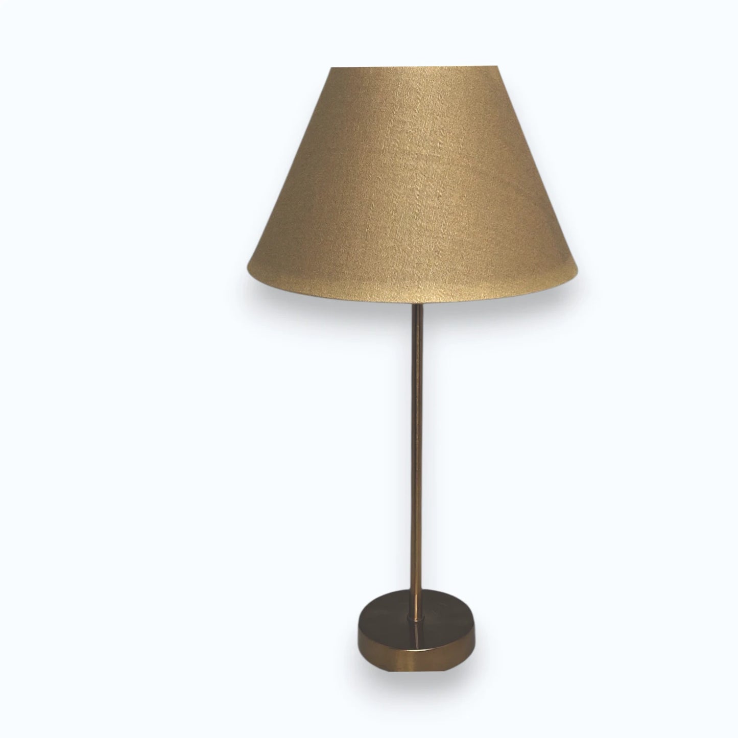 Hellbrauner Baumwoll Lampenschirm 2925-108 auf einer Tischlampe 