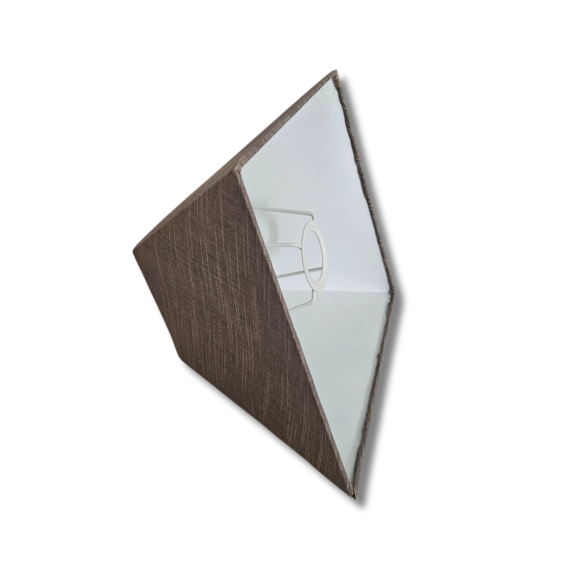 Innenansicht des Lampenschirms: weiß ausgekleidet, sichtbare Metallhalterung für die E27‑Fassung; brauner Stoff außen, Artikelnummer 30425-636.