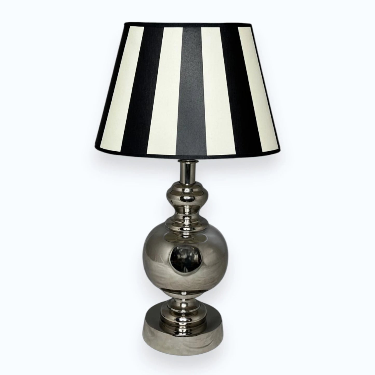 Lampenschirm KING 3725227 in der Farbe schwarz weiß gestreift, auf einer Tischlampe mit Silbernen Lampenfuß