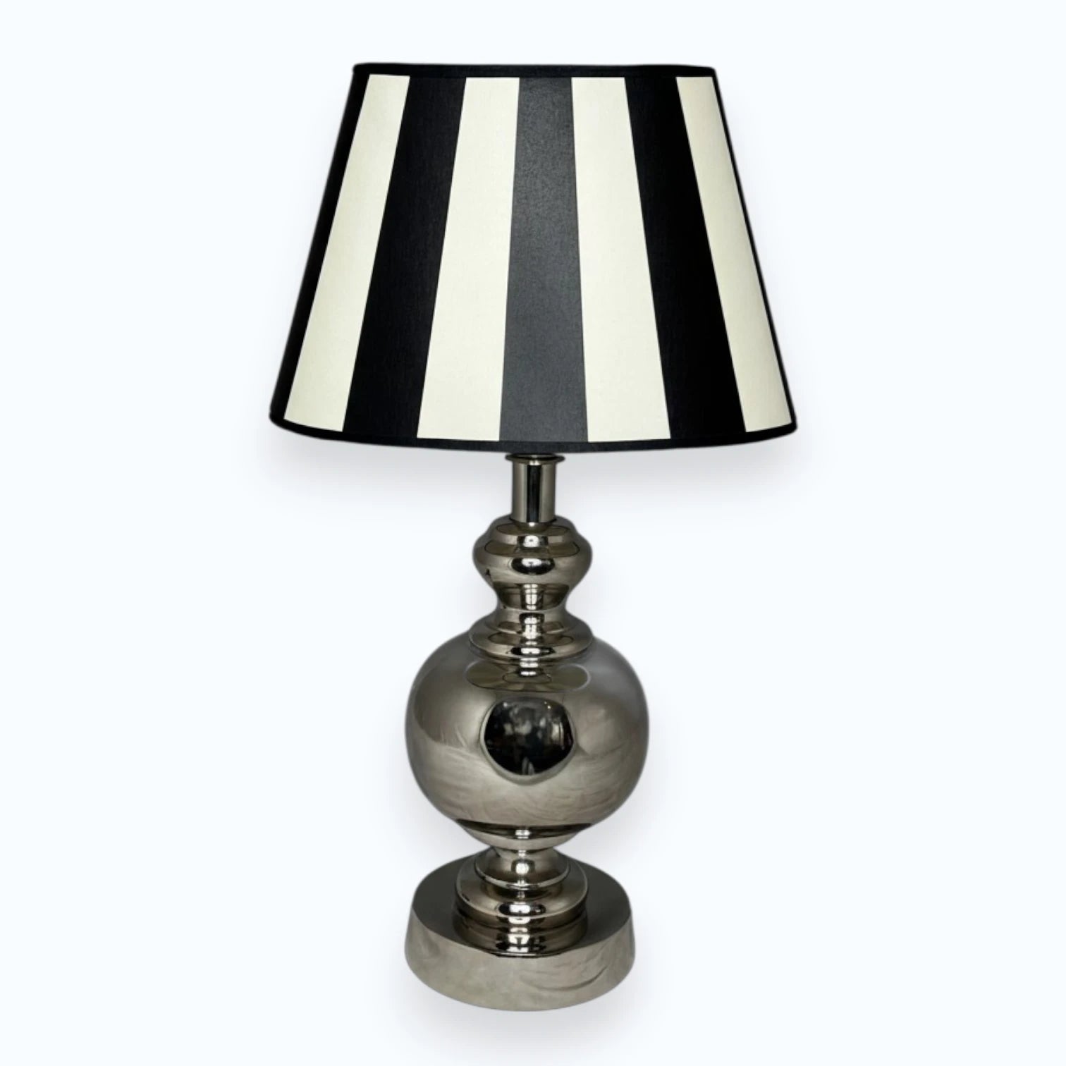 Lampenschirm KING 3725227 in der Farbe schwarz weiß gestreift, auf einer Tischlampe mit Silbernen Lampenfuß