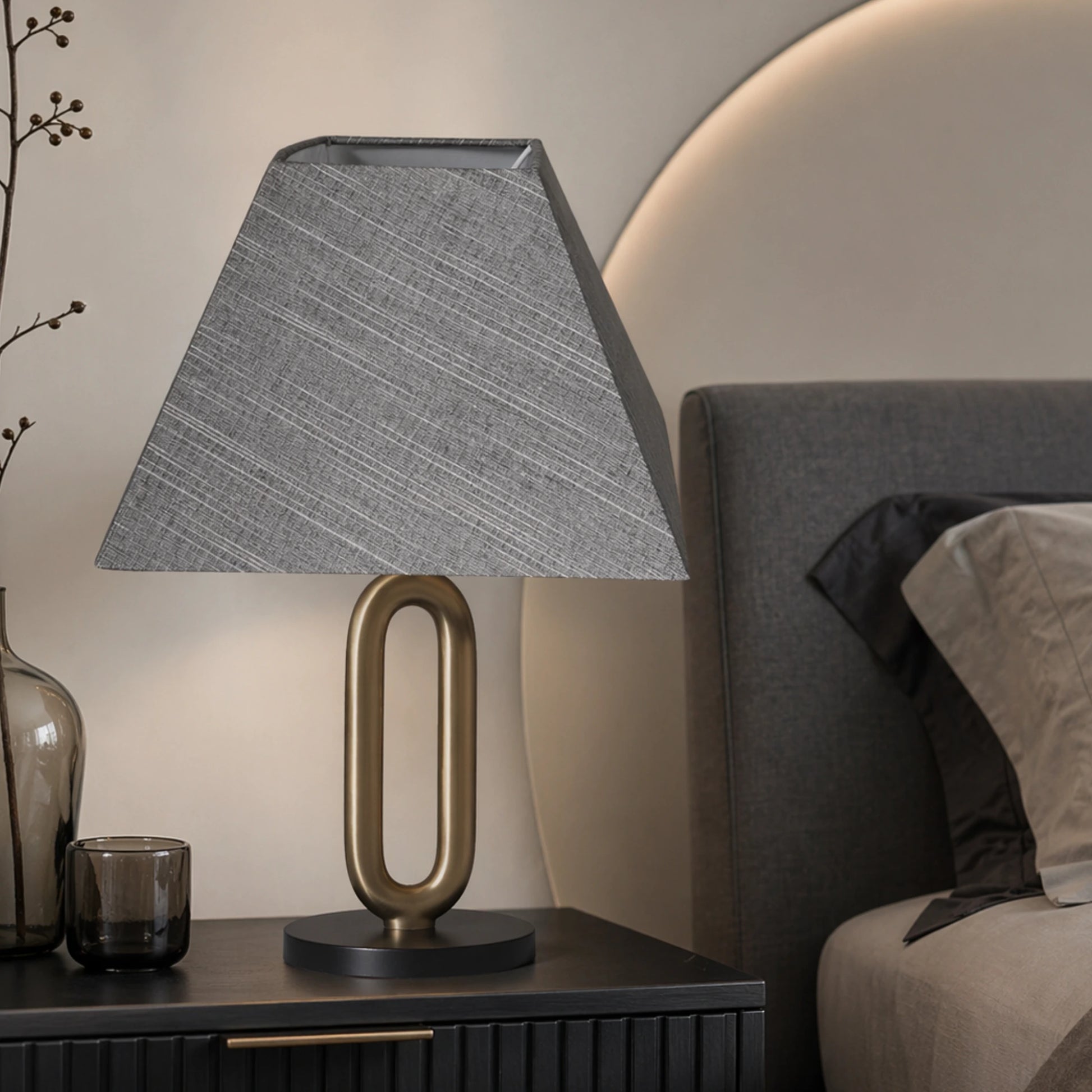 Lampenschirm grau auf Nachttischlampe Schlafzimmer