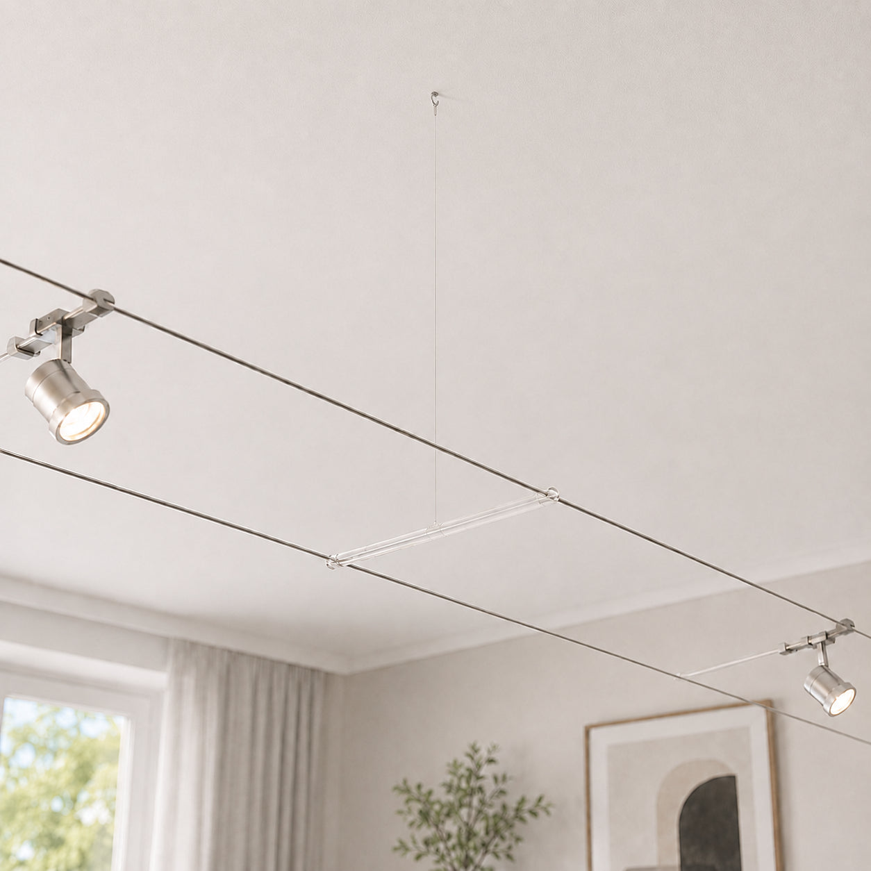 Acryl-Zwischenaufhängung für 12V Seilsystem im Einsatz mit transparentem Nylonfaden und silbernem Deckenhaken