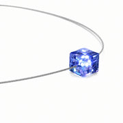 Das Firejewel LED-Armband mit blauem Cube-Kristall