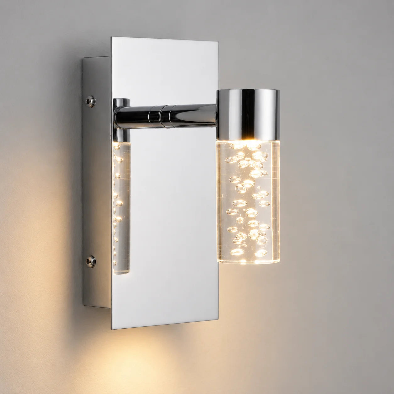 Eingeschaltete BUBBLE LED-Wandleuchte aus Chrom mit warmweißem Licht und leuchtenden Luftblasen