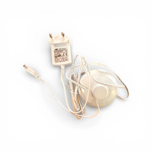 DONG GUAN RSS1002-050100-W2E LED Steckernetzteil 11V DC 0,5A 5,5W mit Fußschalter und 5,5x2,5mm Stecker weiß