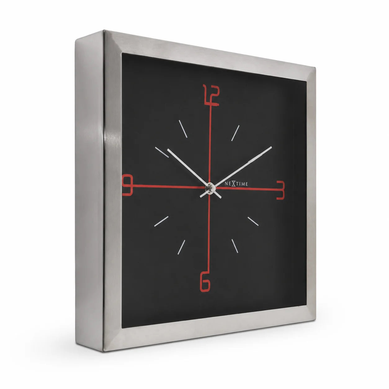 Die eckige NeXtime Wanduhr mit einem dekorativen Chromrahmen