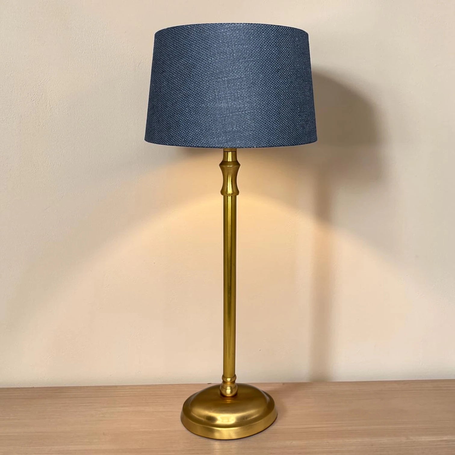 Lampenschirm in Blau auf goldenem Tischlampenfuß als Anwendungsbeispiel