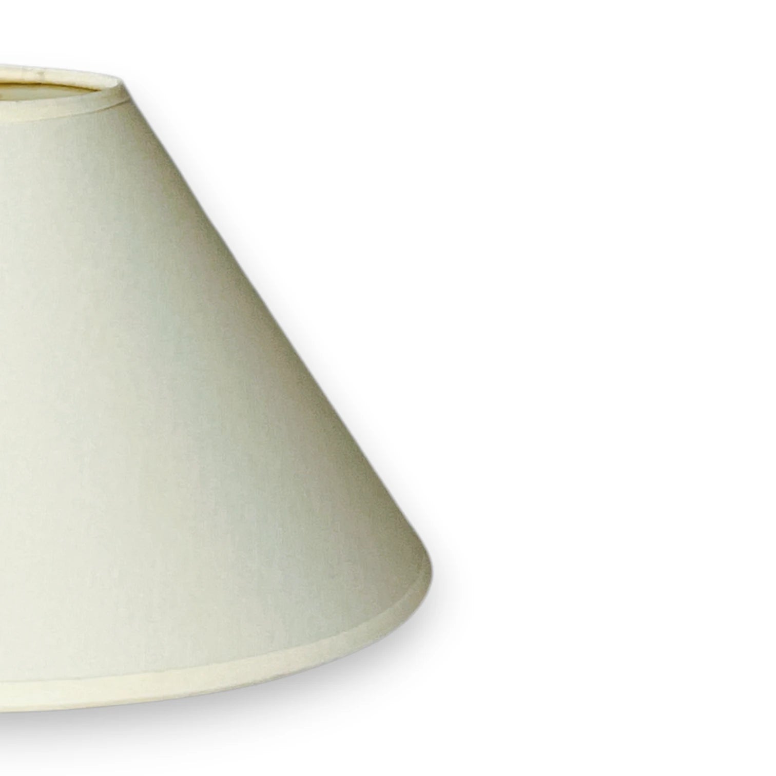 Nahaufnahme der textilen Oberfläche des Lampenschirms in Creme Beige