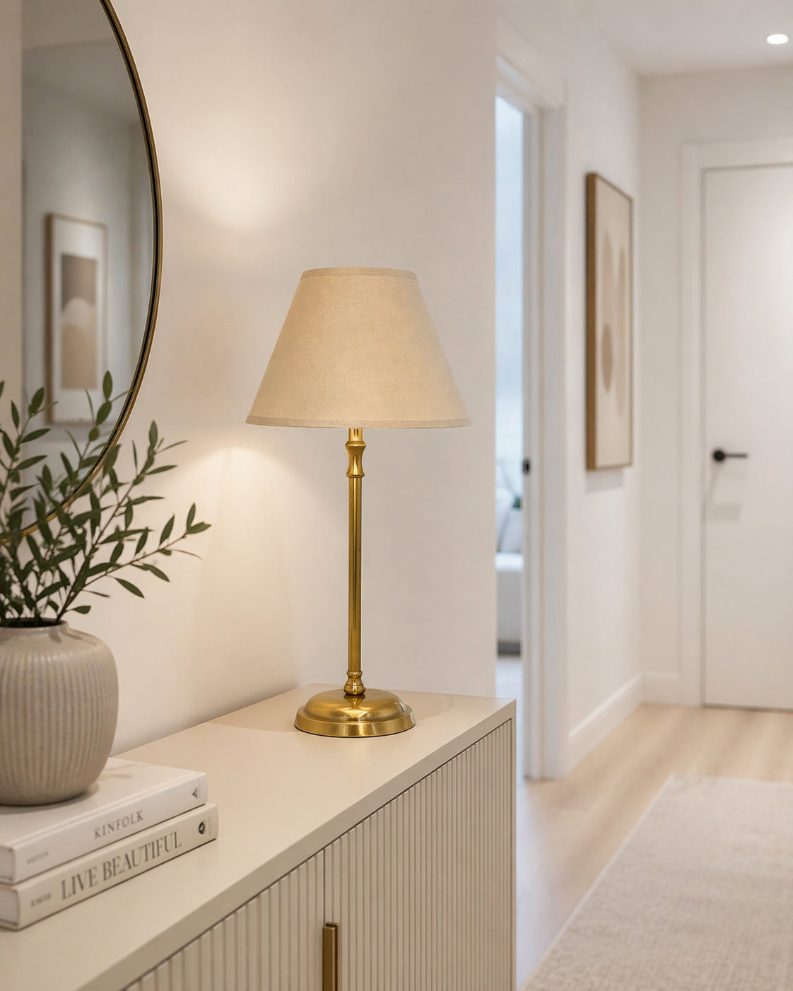 Lampenschirm in Creme-Beige auf heller Tischlampe im Flur, dekoriert auf einem Seidbordtisch.