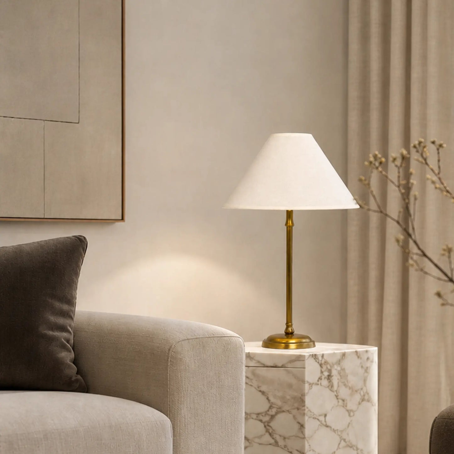 Lampenschirm in Creme auf heller Tischlampe im Wohnzimmer, dekoriert auf Beistelltisch neben Sofa