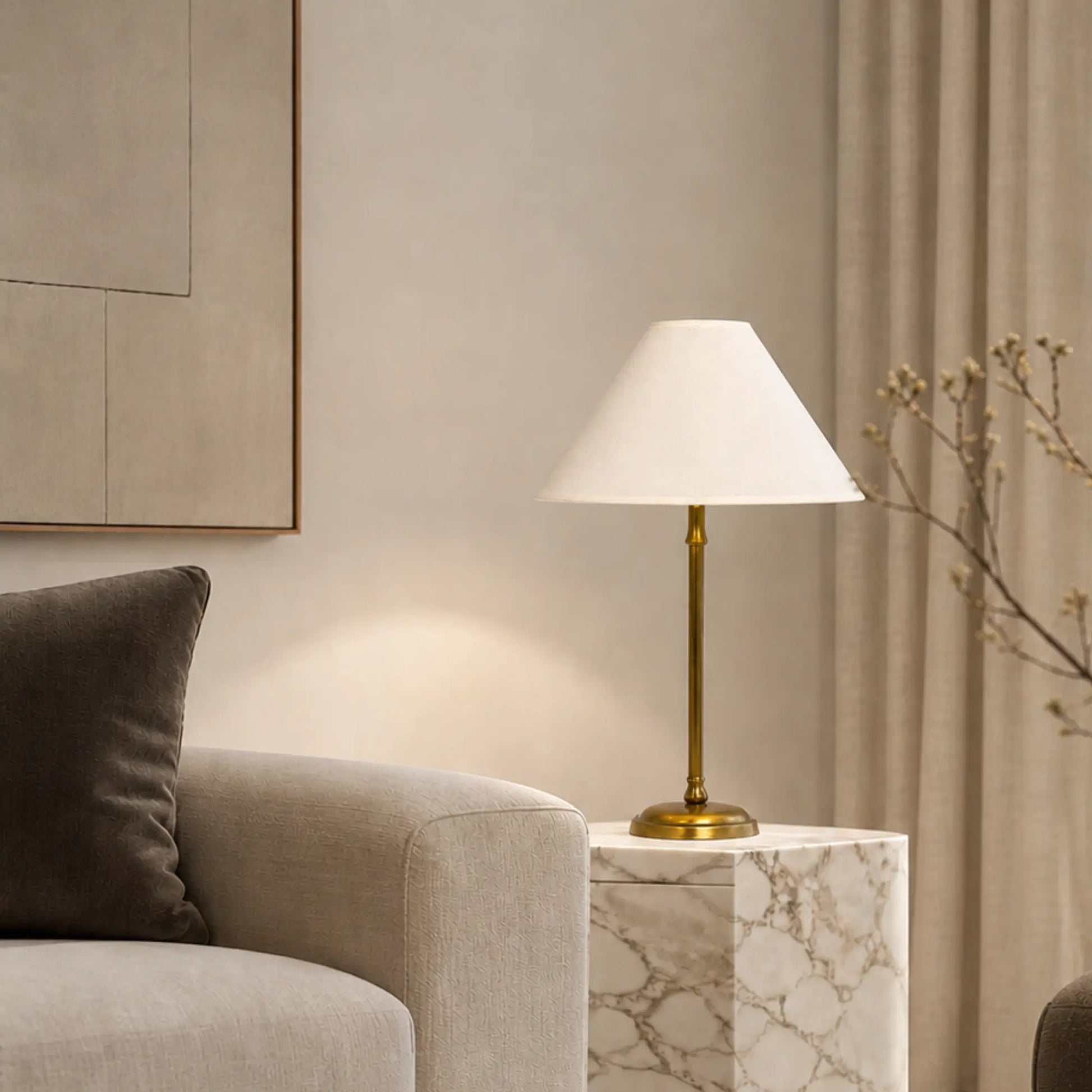 Lampenschirm in Creme auf heller Tischlampe im Wohnzimmer, dekoriert auf Beistelltisch neben Sofa