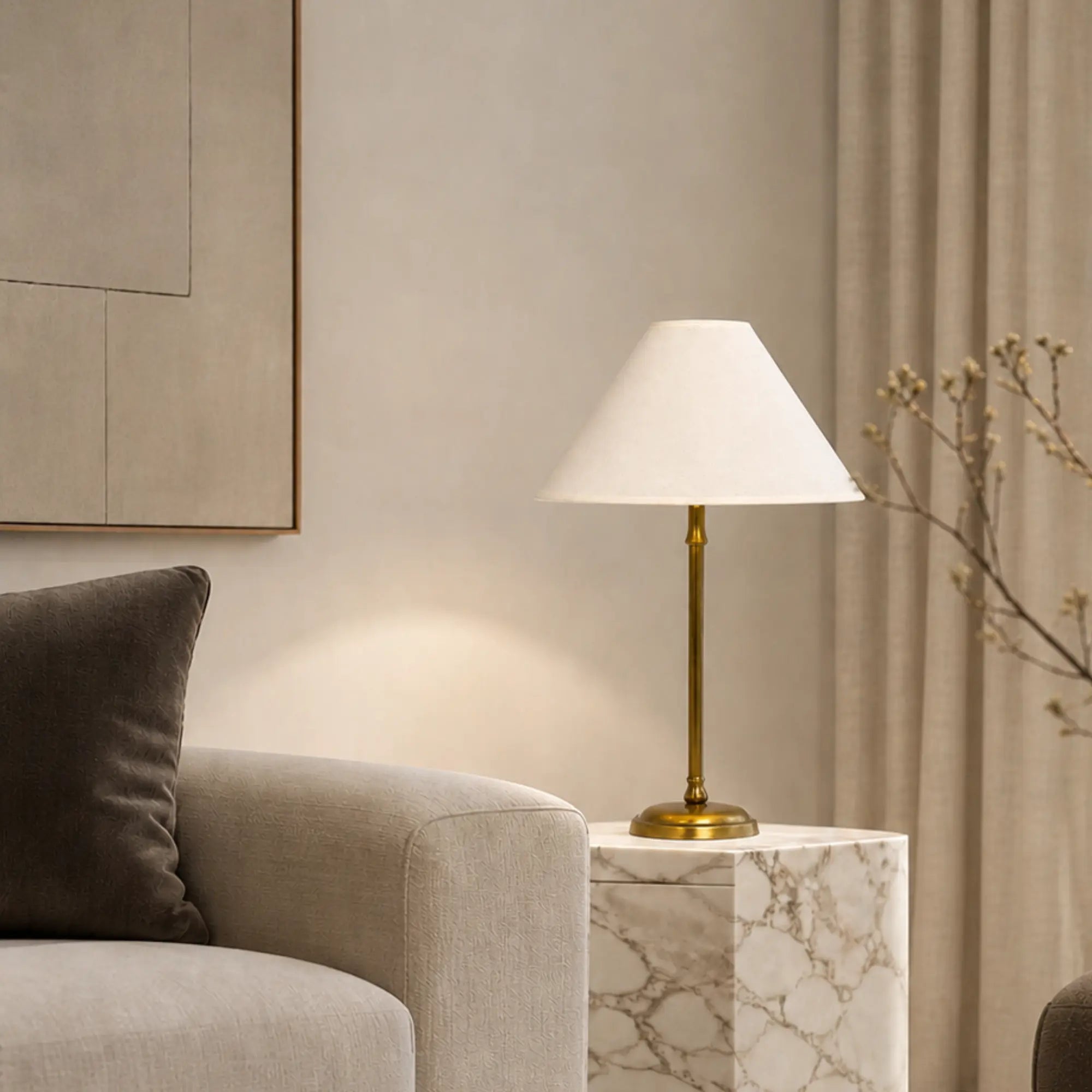 Lampenschirm in Creme auf heller Tischlampe im Wohnzimmer, dekoriert auf Beistelltisch neben Sofa
