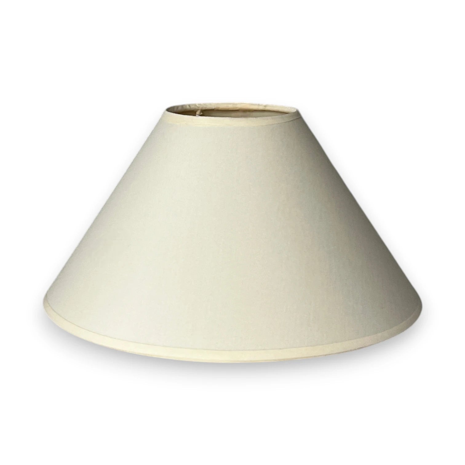 Konischer Lampenschirm in Creme aus Baumwollstoff mit E27-Aufnahme-Front