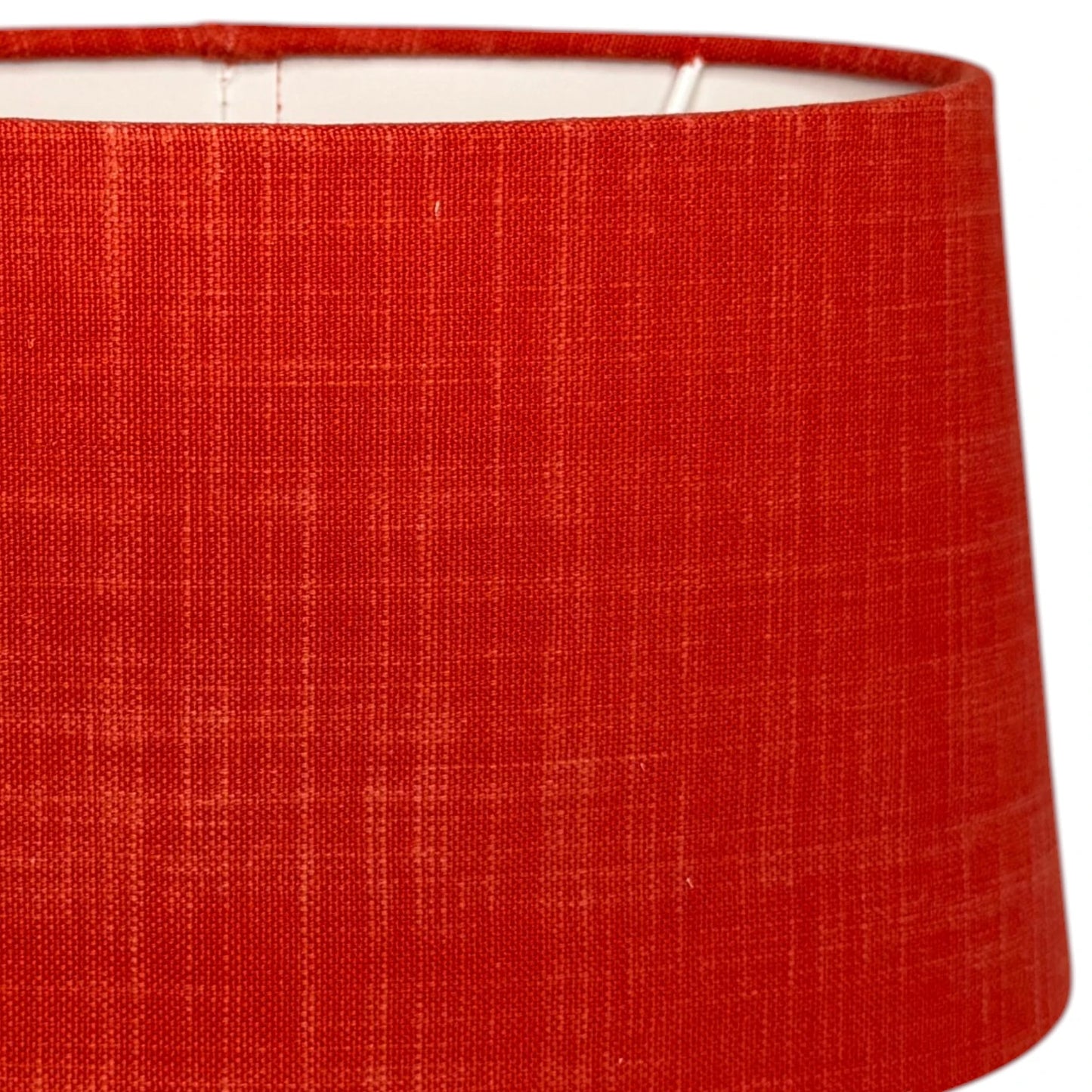 Nahaufnahme der textilen Oberfläche des Lampenschirms in Dunkelorange