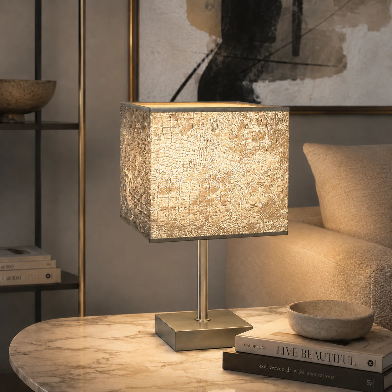 Lampenschirm in Grau Silber auf Moderner Stehlampe im Wohnzimmer
