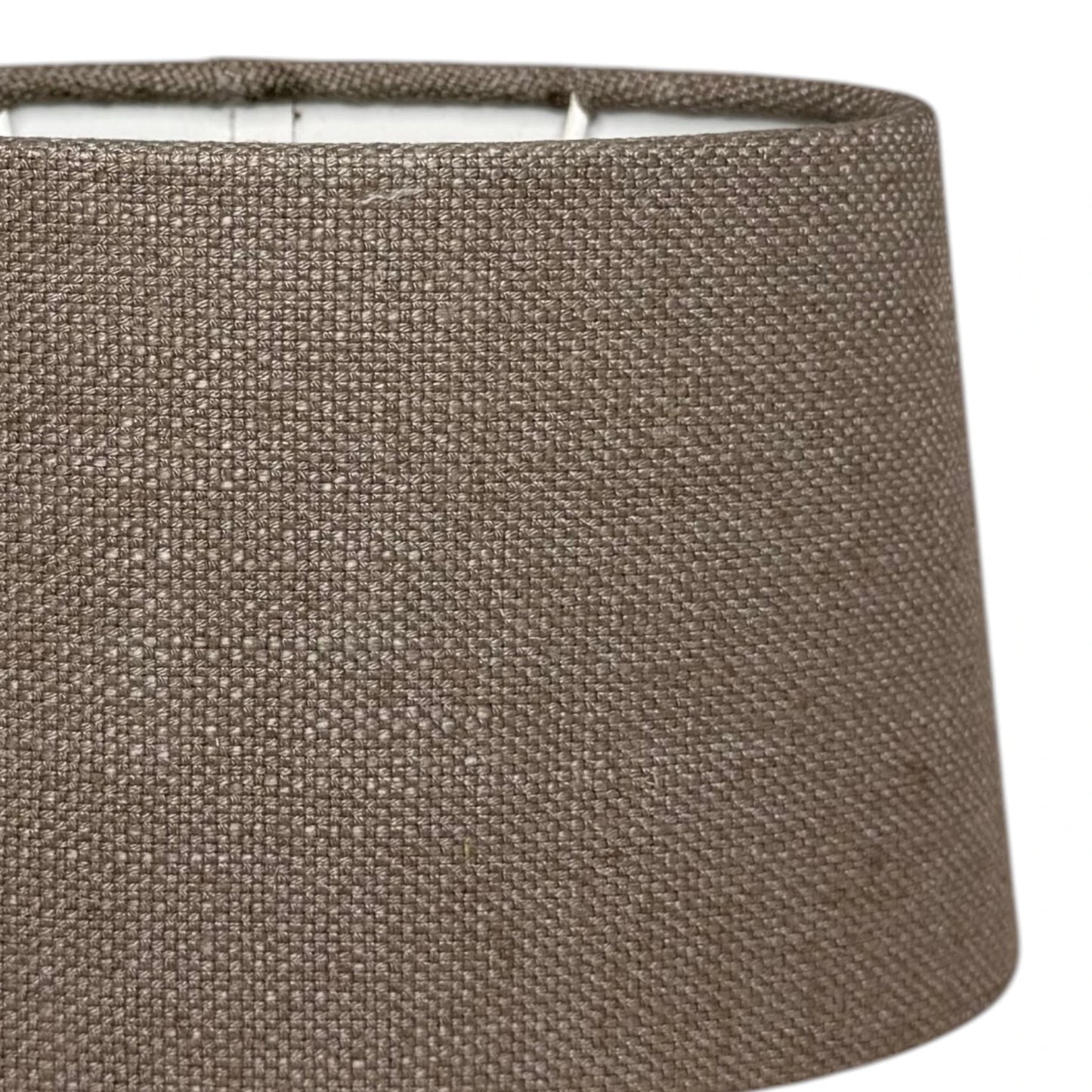 Nahaufnahme der textilen Oberfläche des Lampenschirms in Lever Taupe