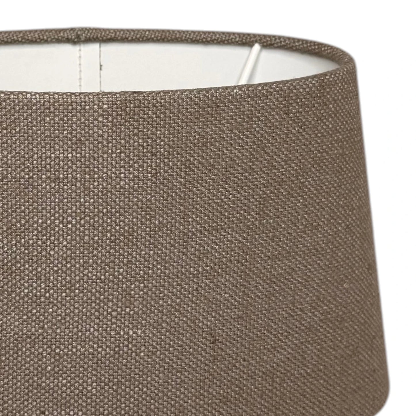 Nahaufnahme der textilen Oberfläche des Lampenschirms in Lever Taupe