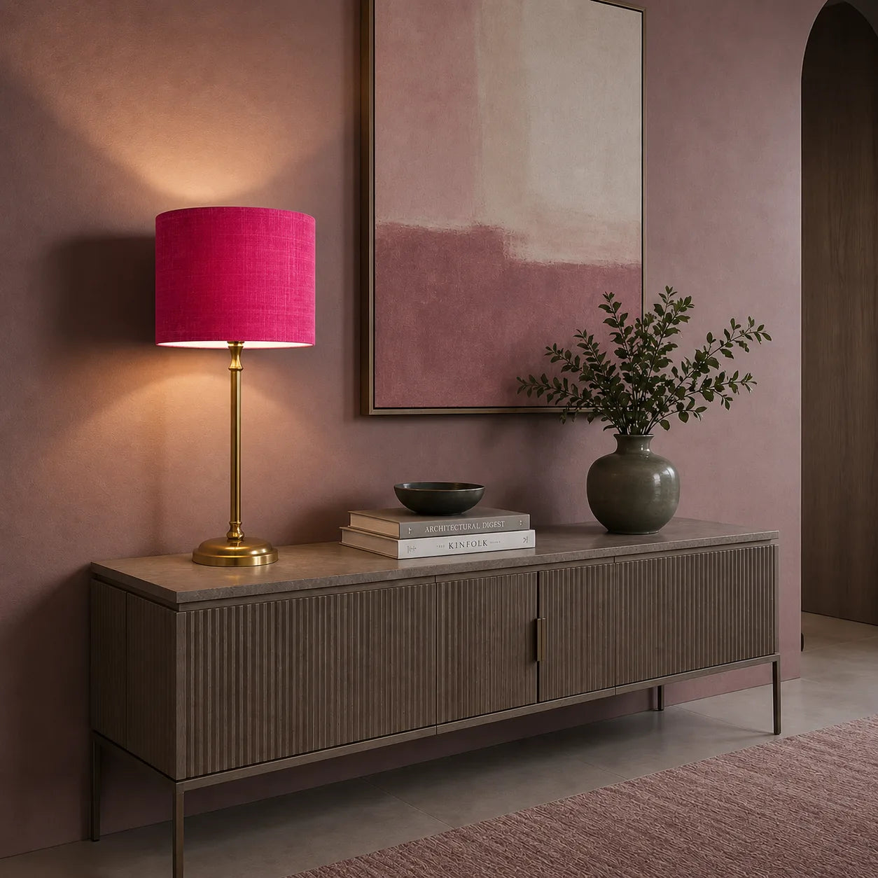Lampenschirm in Pink auf goldener Tischlampe im Flur, dekoriert auf einem Seidbordtisch.