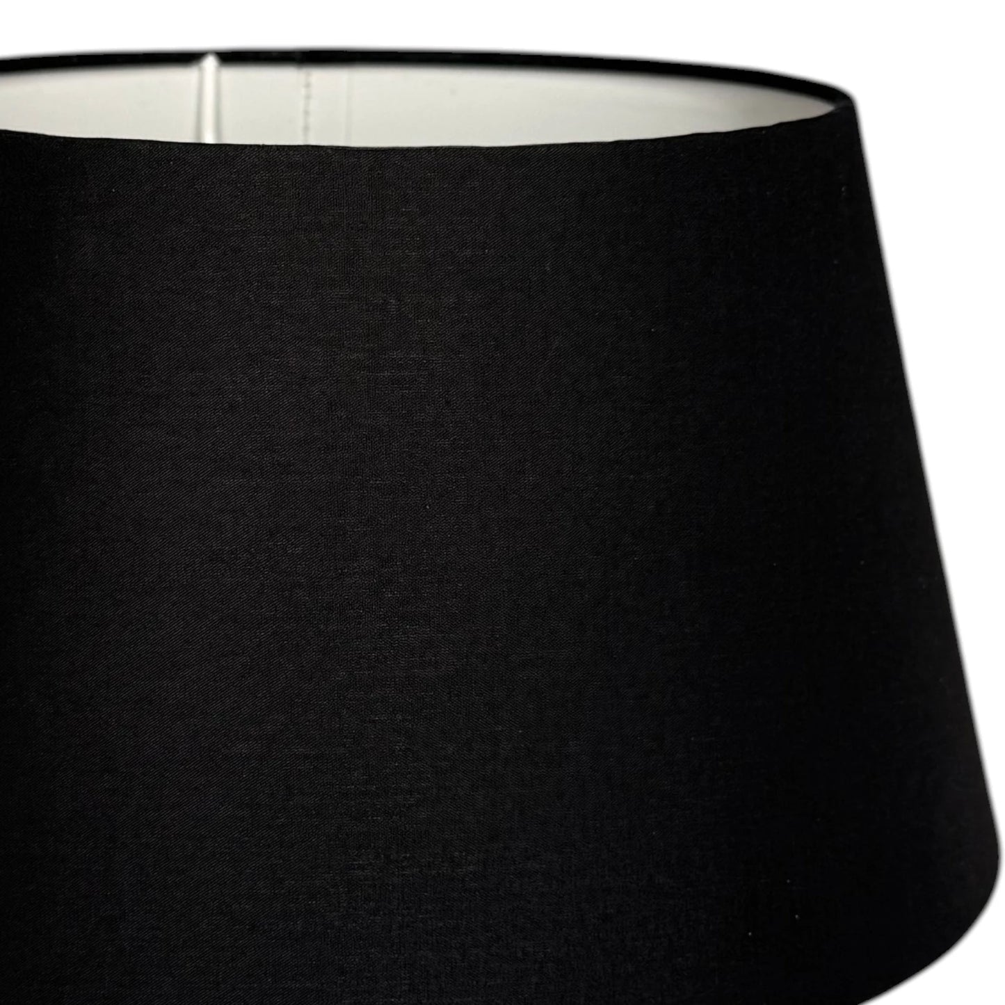 Nahaufnahme der textilen Oberfläche des Lampenschirms in Schwarz