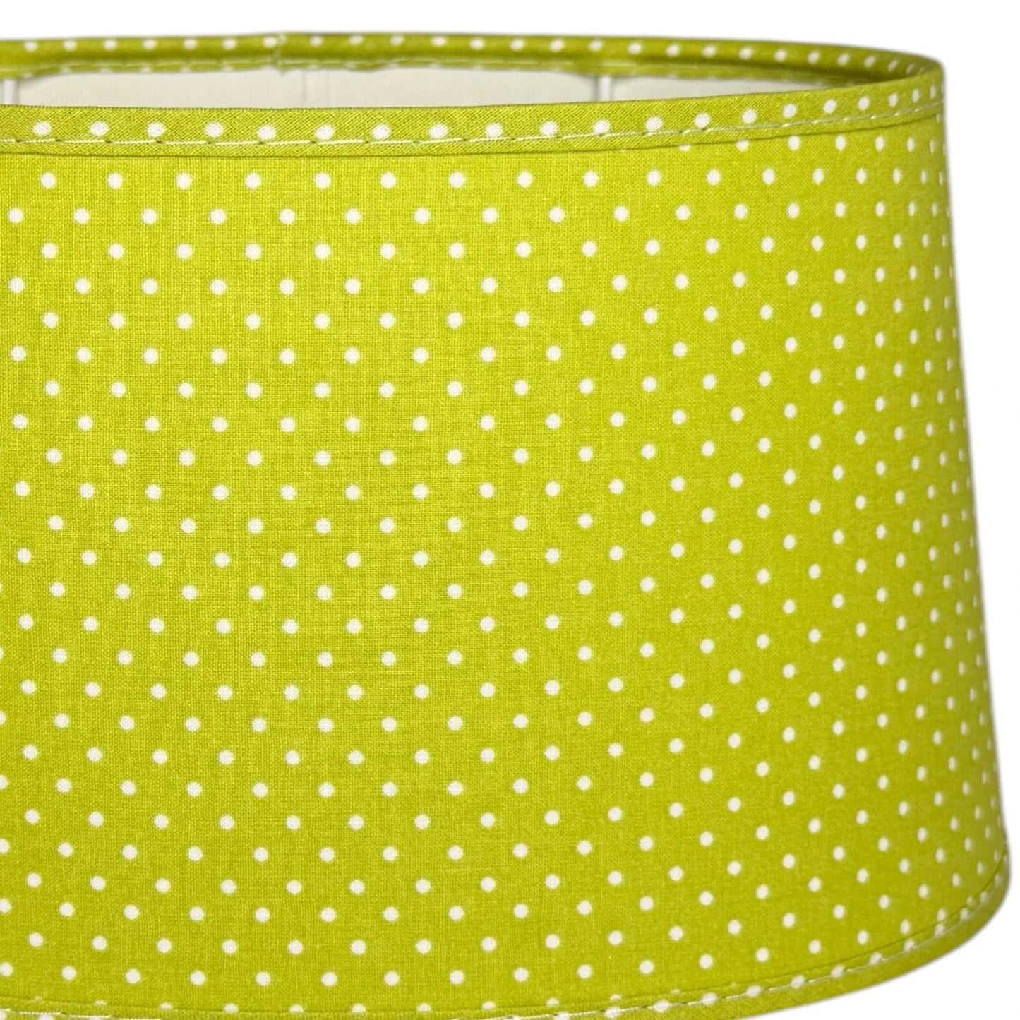 Detailansicht des ovalen Lampenschirms in Grün mit feinem weißem Punktmuster aus Chintz