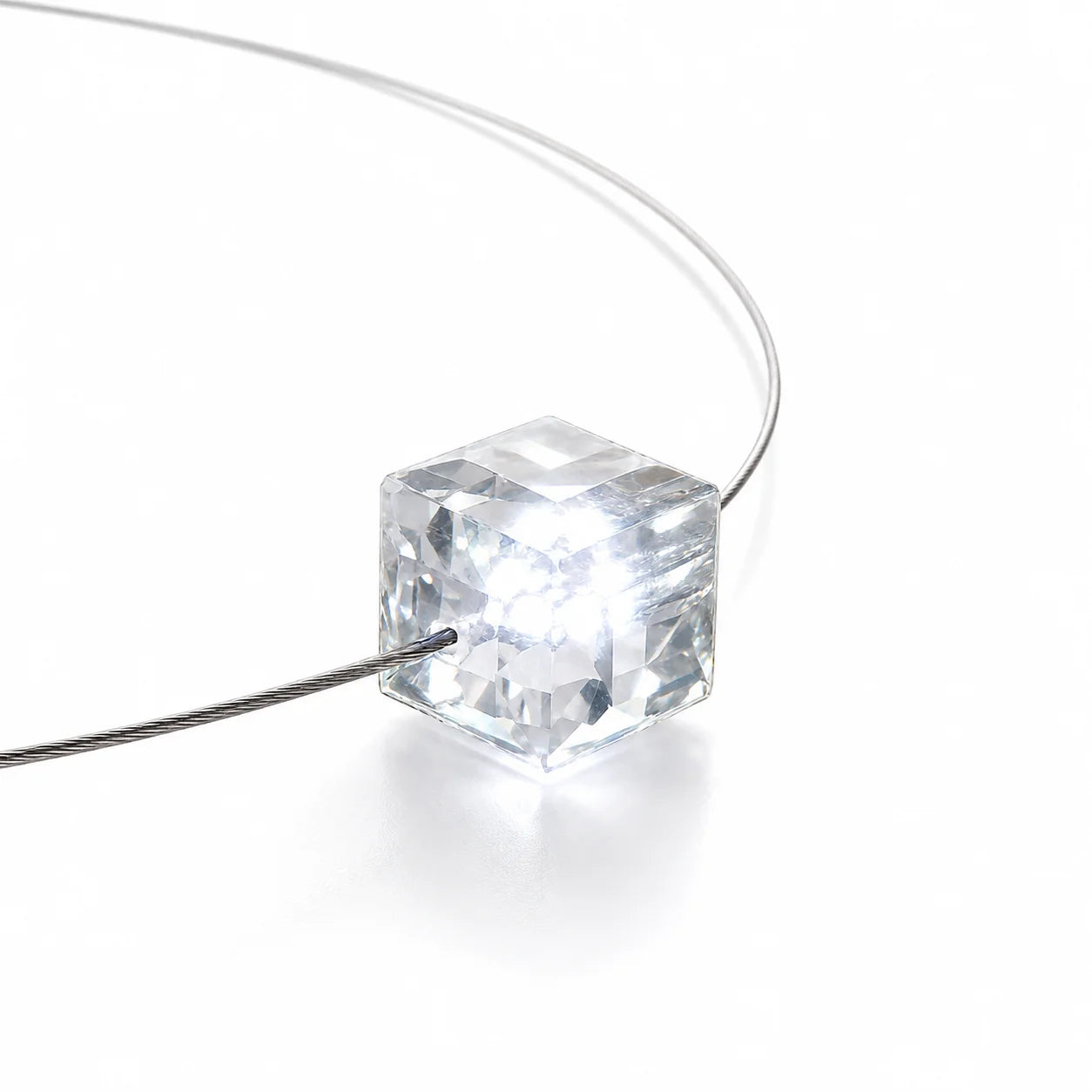 Die leuchtende halskette LED Kristall Cube (geschliffen) Weiß mit Swarovski® Elements von Firejewel vereint Eleganz