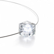 Die leuchtende halskette LED Kristall Cube (geschliffen) Weiß mit Swarovski® Elements von Firejewel vereint Eleganz