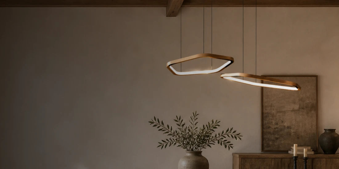 Design-Pendelleuchten mit Holzrahmen und warmem LED-Licht in modernem Wohnraum