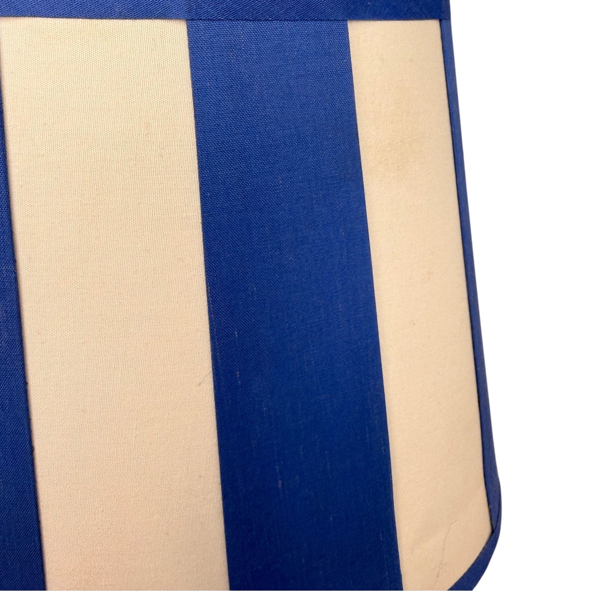 Nahaufnahme des blau-cremefarbenen Lampenschirms mit sichtbarer Stoffstruktur und Einfassung