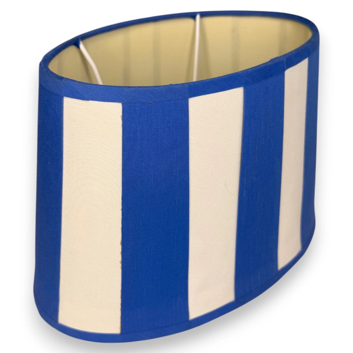 Seitenansicht des ovalen Lampenschirms in Blau und Creme mit breiten Stoffstreifen